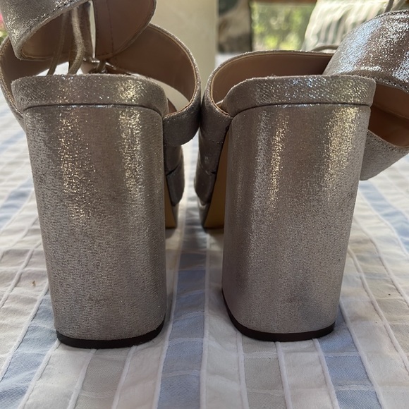 Nina gold with a silver hue sandal 7.5 - Picture 4 of 5